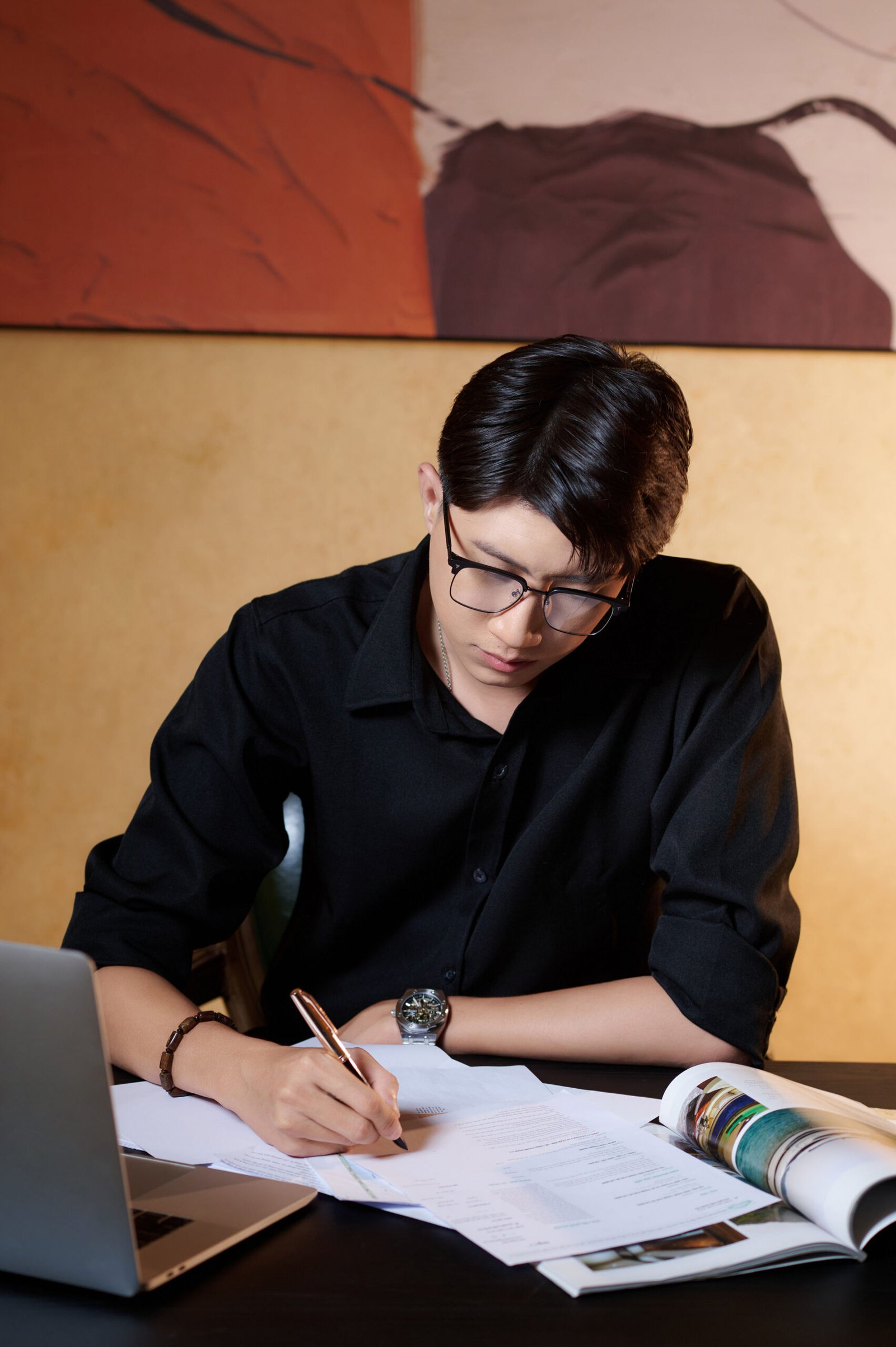 Profile Biểu Tượng — 02 — ảnh 7 — Cinematic, quyền lực, đẳng cấp — Gạo Nâu Profile