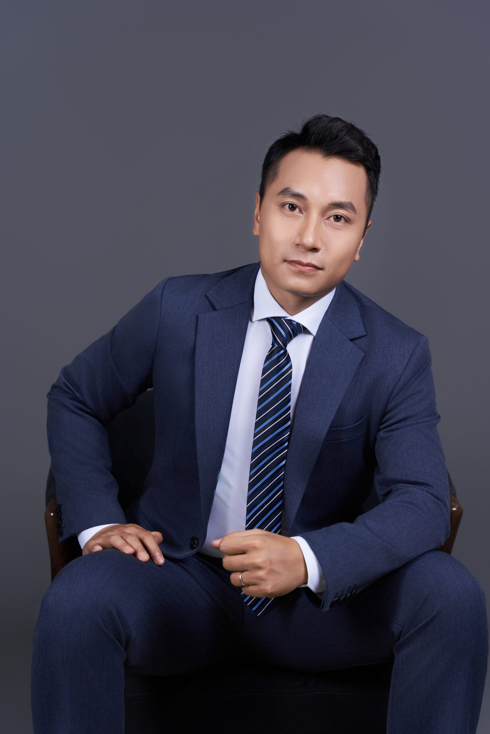 Profile Cao Cấp — 03 — ảnh 1 — Đương đại, tự tin, visionary — Gạo Nâu Profile